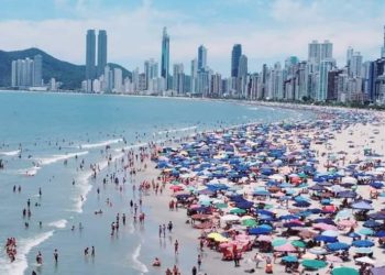 Balneário Camboriú tem praia e hotéis lotados às vésperas do réveillon