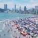 Balneário Camboriú tem praia e hotéis lotados às vésperas do réveillon