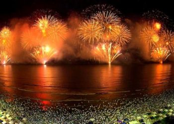 Réveillon: fogos de artifício serão lançados dos dois molhes em Balneário Camboriú