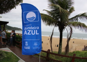 Bandeira Azul é hasteada em duas praias e uma marina de Balneário Camboriú