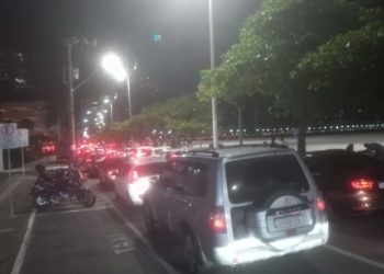 Balneário Camboriú registra lentidão na avenida Atlântica na noite deste sábado de Natal