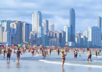 Balneário Camboriú tem disputa por espaço na água com alargamento da Praia Central