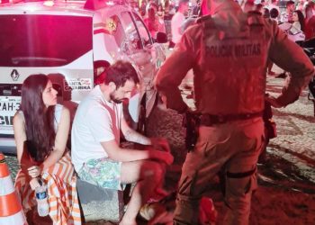 Casal resgata cãozinho assustado no Réveillon em Balneário Camboriú; a história emociona