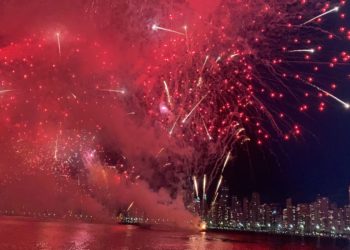 Show de fogos marca a virada do ano na nova Praia Central de Balneário Camboriú