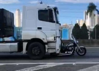 Caminhoneiro que arrastou moto na BR-101 vai a júri popular