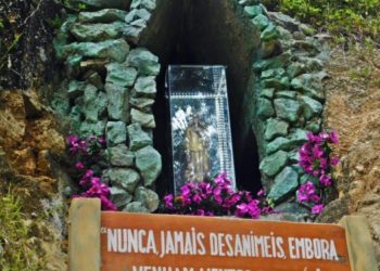 Benção de imagem marca inauguração de nova gruta nos Caminhos de Santa Paulina