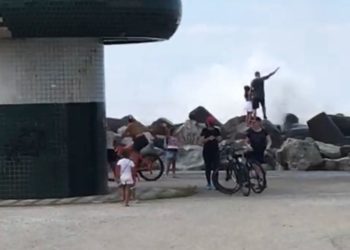 Vídeo: Pai e filha ficam gravemente feridos ao serem atingidos por onda em Itajaí