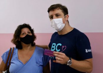 Gestantes de BC recebem cartão pioneiro de suporte monetário às mães
