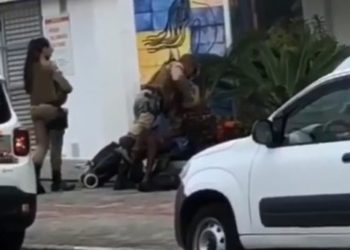 Homem em situação de rua é agredido durante abordagem policial em Florianópolis