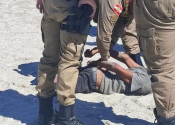 Ladrão de celular é detido por populares na praia Central de Balneário Camboriú