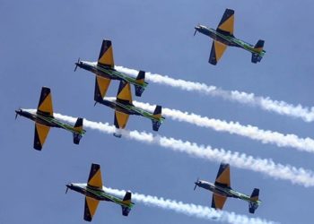 Avião da Esquadrilha da Fumaça cai em São Paulo