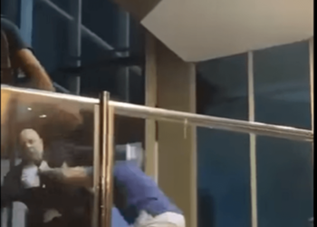 Homem derruba segurança da escada no Itajaí Shopping