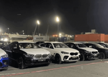 VÍDEOS: Mais de 300 carros de luxo desembarcam de navio no Porto de Itajaí