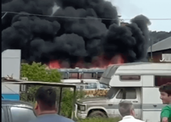 VÍDEO: Incêndio destrói três ônibus em estacionamento em Balneário Camboriú