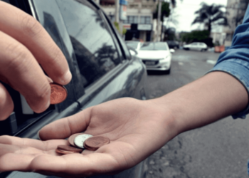 Vereador de Balneário Camboriú quer multar quem der esmolas a moradores de rua