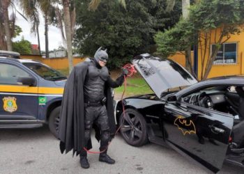 Batman pede ajuda para a PRF após batmóvel ficar sem bateria