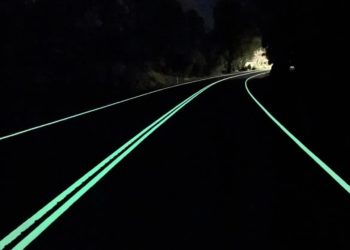 Empresa da Austrália apresenta tecnologia de pintura em rodovias que brilha no escuro