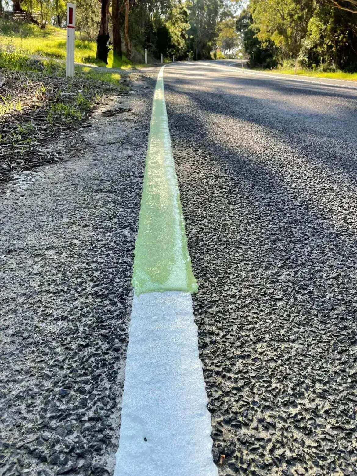 Tecnologia de pintura em rodovias que brilha no escuro