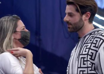 Alok chora e abraça mãe que perdeu filho que era fã do DJ