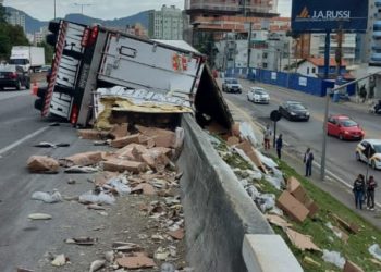 Caminhão com carga de Tainha tomba em Itapema