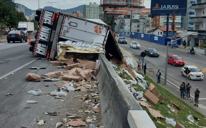 Caminhão com carga de Tainha tomba em Itapema