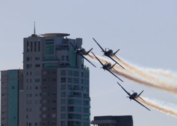 Esquadrilha da Fumaça encanta público com apresentação em Balneário Camboriú