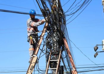 Força-tarefa reorganiza fios na Rua 3100 em Balneário Camboriú