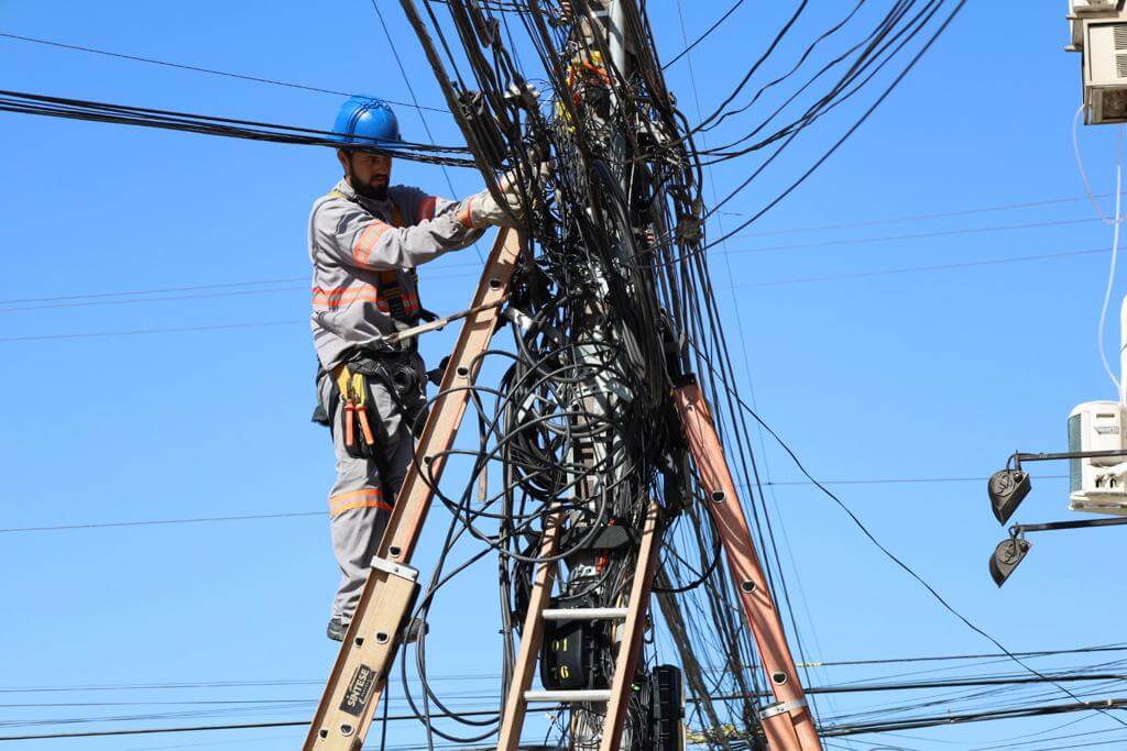 Força-tarefa reorganiza fios na Rua 3100