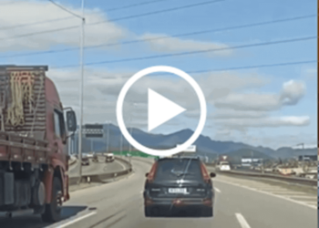 VÍDEO: Motorista é flagrado dirigindo pela BR-101 com bandejas de ovos em cima do carro.