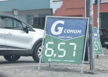 Gasolina fica mais barata após retirada de impostos