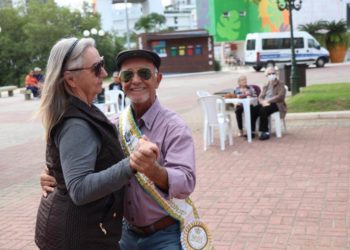 Nesta quinta tem Baile dos Namorados para idosos em BC