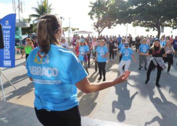 Idosos lotaram Praça Almirante Tamandaré em evento na manhã desta quarta-feira