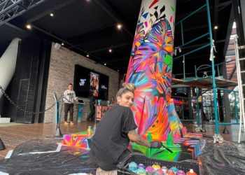 ARTISTA PINTA PÉ DA RODA GIGANTE DE BALNEÁRIO CAMBORIÚ