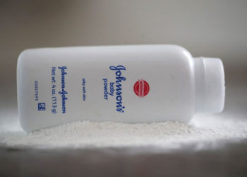 Talco de bebê da Johnson é acusado de causar câncer; saiba mais