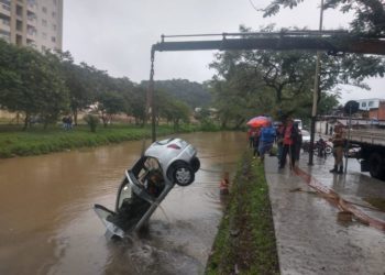 Motorista desvia de ciclista perde o controle e cai no rio Peroba em BC