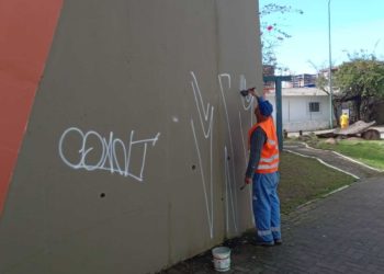 Prefeitura de BC trabalha na remoção de pichações pela cidade