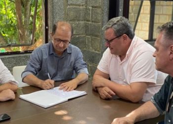 Prefeito Elcio Rogério Kuhnen transmite o cargo para Silvio Cardoso Júnior