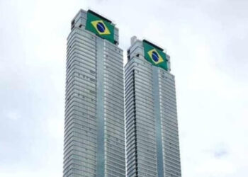 VÍDEO: Cobertura do ‘prédio do Neymar’ em Balneário Camboriú ganha bandeiras gigantes do Brasil