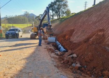 Estrada Geral dos Macacos recebe base e sub base