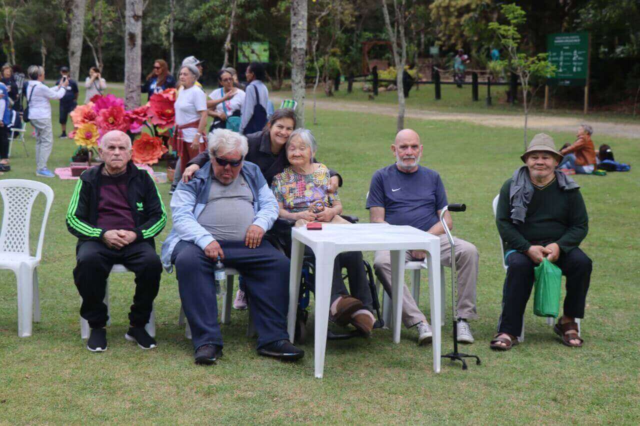 Idosos se divertem em piquenique alusivo a Semana da Pessoa Idosa