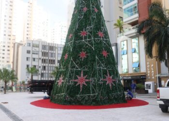 Balneário Camboriú ganha decoração natalina
