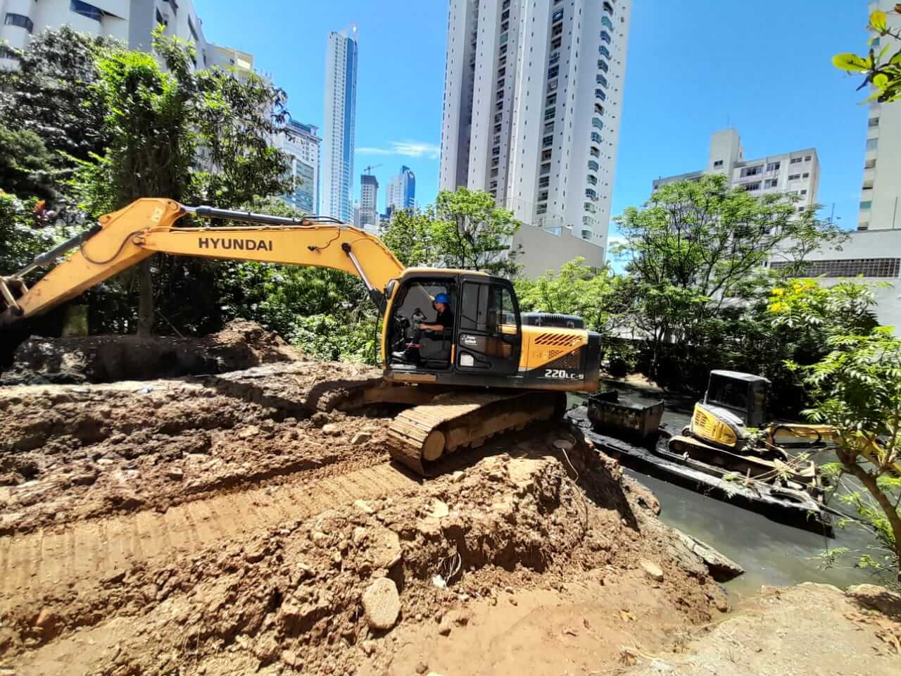 Quase 4 mil metros cúbicos de lodo já foram tirados do Rio Marambaia