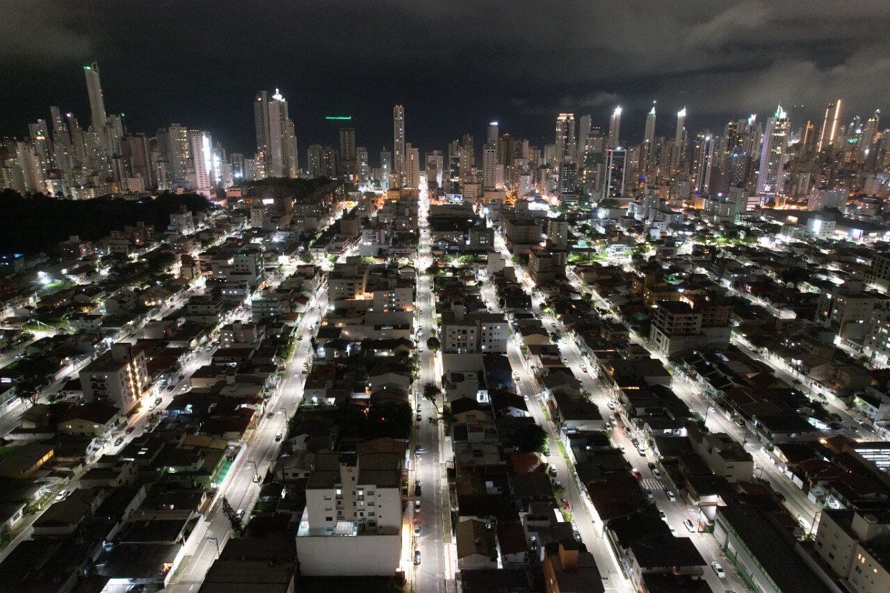 Iluminação de LED é finalizada no Bairro das Nações em Balneário Camboriú