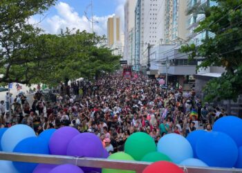 Parada da Diversidade recebe público recorde em Balneário Camboriú