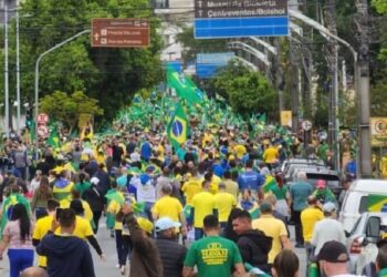 Bolsonaristas se reúnem em quartéis e pedem intervenção militar