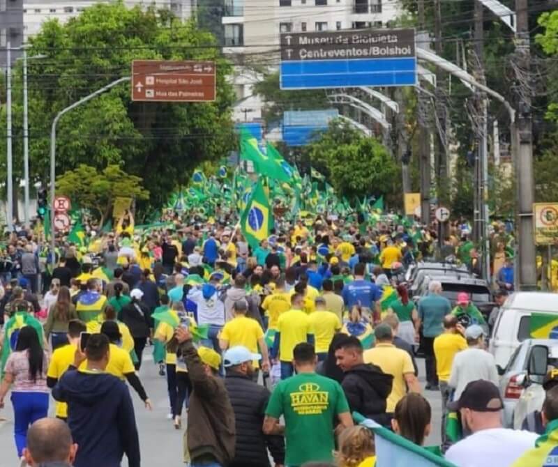 Bolsonaristas se reúnem em quartéis e pedem intervenção militar