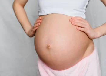 Menina de 12 anos da a luz vítima de estupro do padrasto em Itajaí