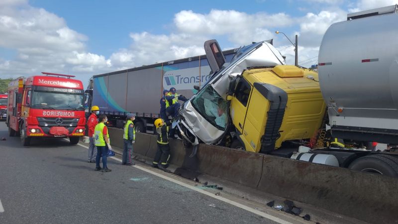 Acidente com oito veículos deixa dois mortos na BR 101