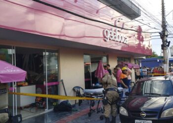 Teto da sorveteria Gela Boca no Centro de Camboriú desaba