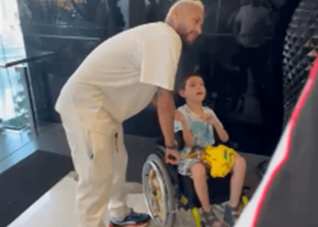 VÍDEO: Neymar ‘dá as caras’ e é ovacionado por fãs em Itapema